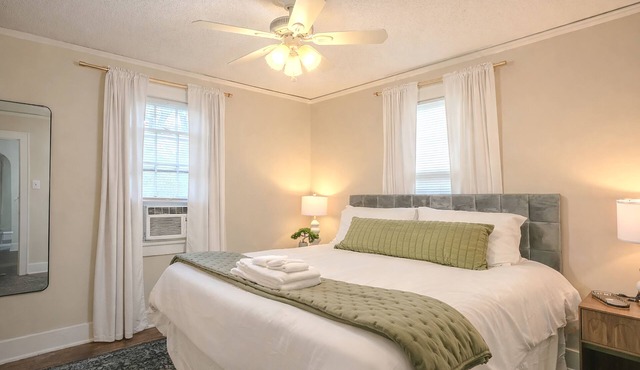 Centrally Located King Bed Midtown Crosstown 1428