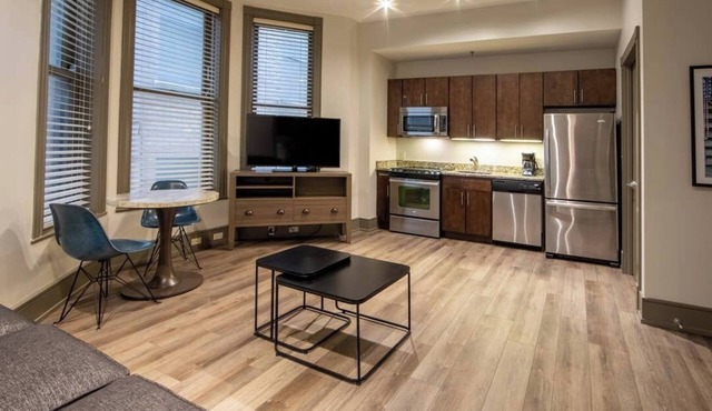 Charming 1-BR resort w/pool & fitness room, Supebowl week downtown New Orleans