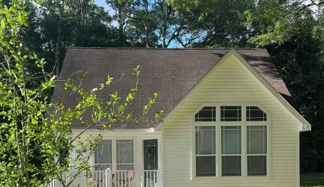 Charming 2-Bedroom Cottage Nestled Under Oak Trees