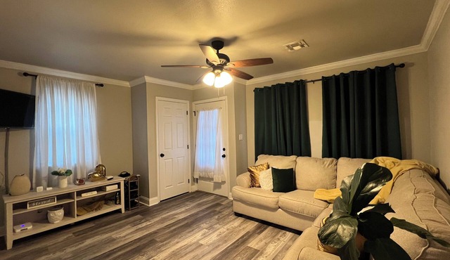 Charming 2-bedroom house with WiFi, AC, Home Office,backyard in lovely Chalmette