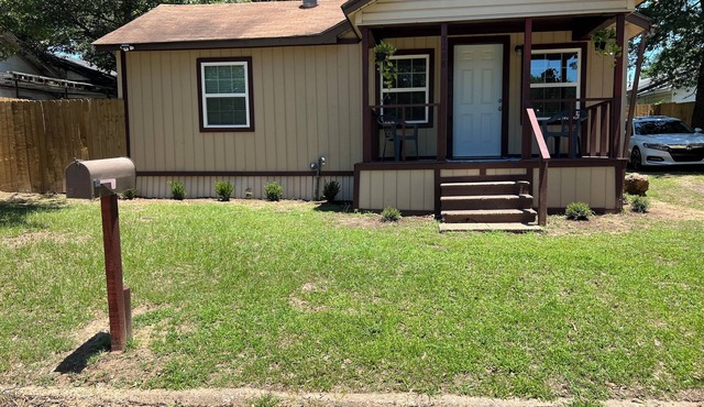 Charming 2-bedroom house with AC, WiFi minutes away from the TX/AR Stateline