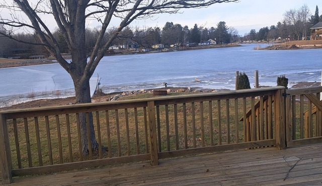 Charming 2-bedroom lakefront house