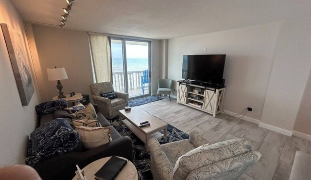Charming 2-bedroom condo in wonderful Ormond Beach with pool, WiFi, Smart TVs