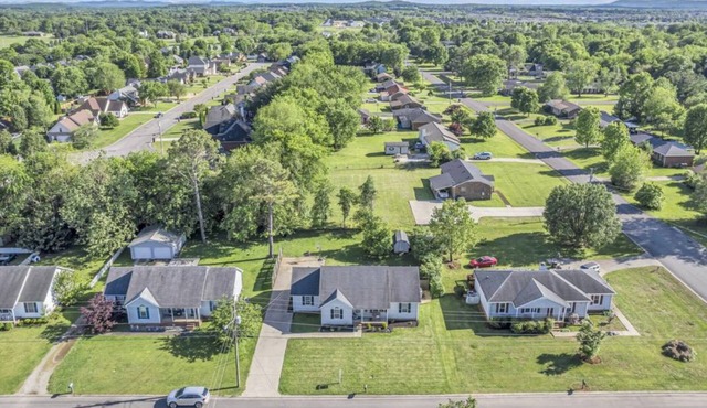 Charming, 2 King beds, fire pit, 72" smart TV, Welcoming in Murfreesboro