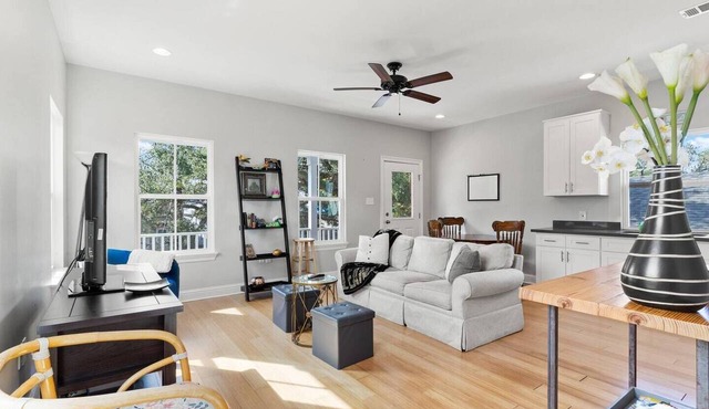 Charming 2BR Mid-City bungalow, pet-friendly, balcony & fenced yard. Walk to streetcar, near FQ