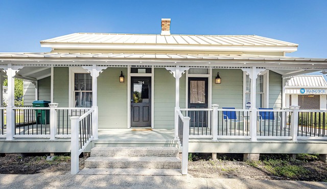Charming 3-bedroom 1-K, 2-Q, 3-bath cottage, downtown Ocean Springs, No Kitchen.