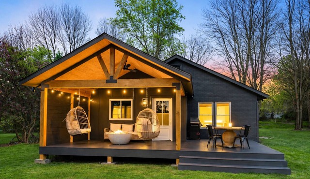 Charming 3-bedroom Lake Keowee Cottage with firepit in Six Mile