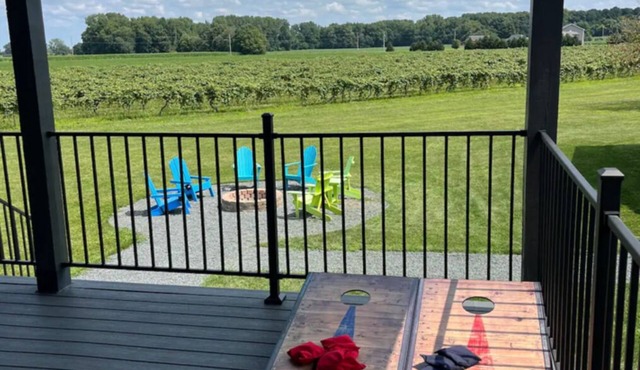 Charming 5-bedroom house in Baroda located on vineyard trail.