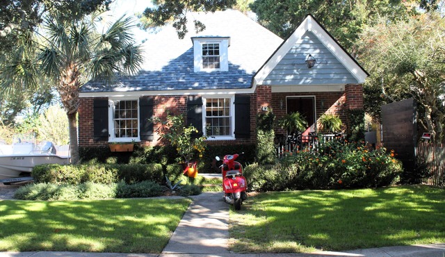 Charming Bungalow w/Koi Pond Porch & Fireplace: Walk to Avondale/Downtown in Charleston