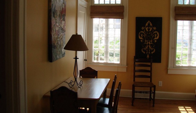 Charming casita, Uptown 1920's Bungalow - Walk to Streetcar