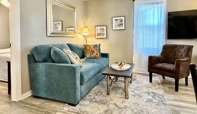 Charming cottage steps from lake, shops & more! in Excelsior