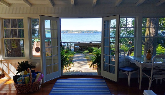 Charming Frank Lloyd Wright Gale Cottage-Very Few Steps-Beach, Yard, Dock & Deck