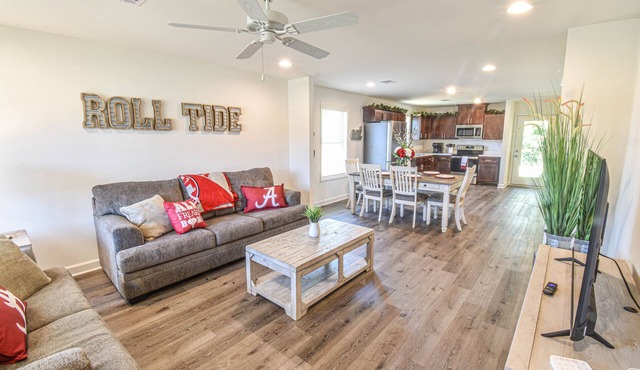 Charming Getaway ★ Perfect for Game Day and Campus Visit ★ Parking 2 Car Garage