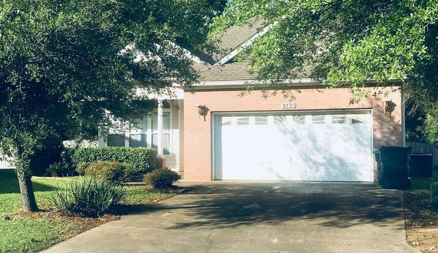 Charming Home located off historic Florida canopy road.