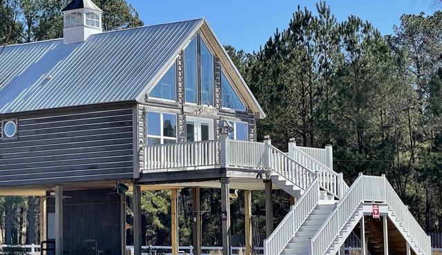 Charming Lakefront Retreat – Cozy, Quiet, and Perfect for relaxation.