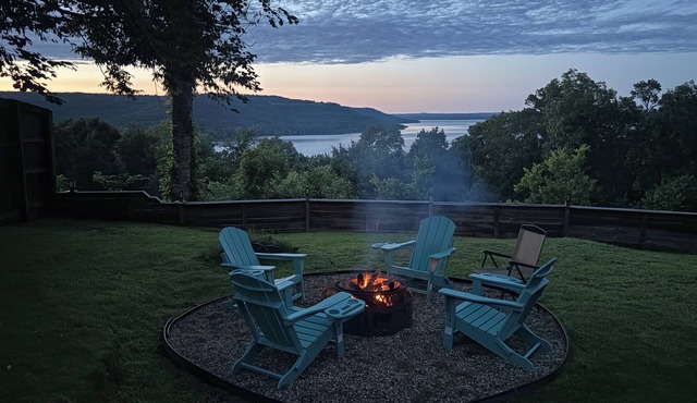 Charming Lakehouse overlooking Greers Ferry Lake