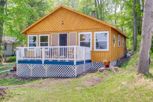 Charming Michigan Cottage w/Sunroom & Lake Access