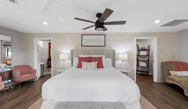 Charming Private Bungalow on Country Retreat 20 minutes from Downtown Waco! in Crawford