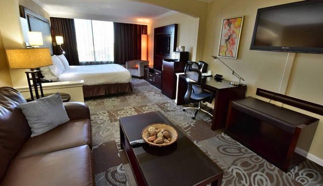 Charming Rm for Business & Leisure, Near Shops!