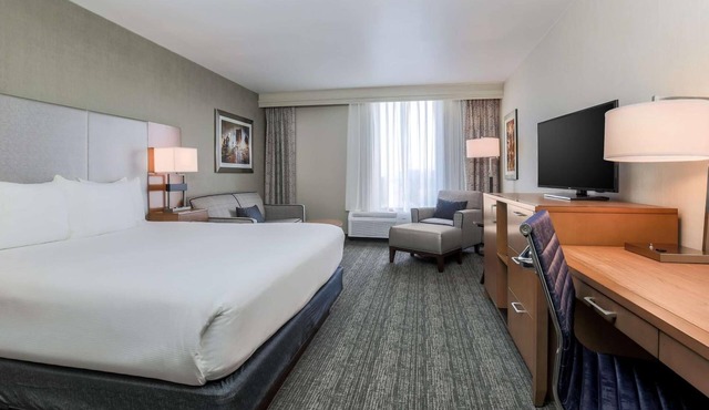Charming Room Near GICC -1.1mi | Pets Allowed, Free Airport Shuttle, Pool