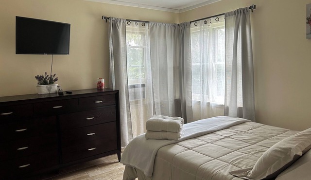Charming room with WiFi and AC in Norton Shores