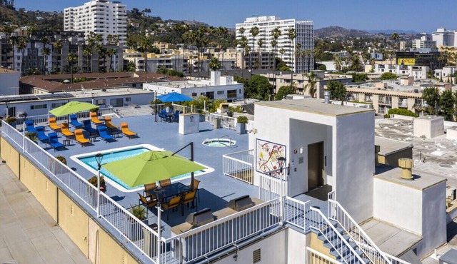 Charming Studio Steps from Hollywood Walk of Fame and Runyon Canyon in Los Angeles