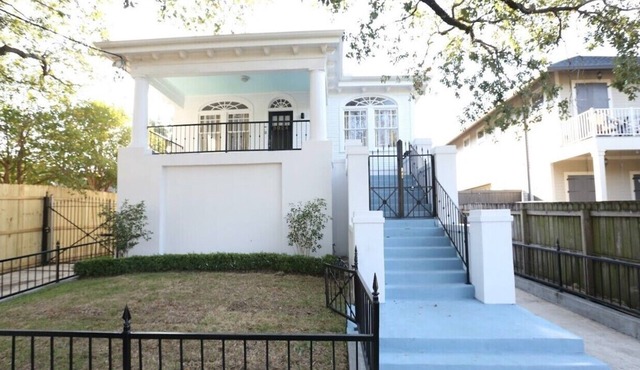 Charming two-bedroom apartment in Historic Uptown New Orleans w/Wi-Fi, AC, Hulu