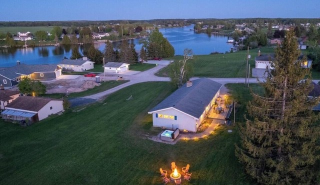 Cheboygan River glow with fire pit/game room/hot tub! min to boat launch/beaches