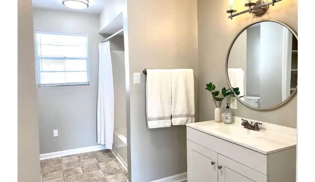 Cheerful 3 Bedroom/2 Bathroom House in Birmingham