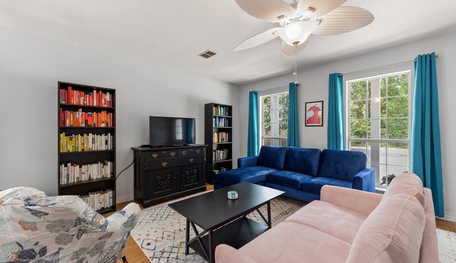 Cheerful 3-bedroom private home minutes to beach