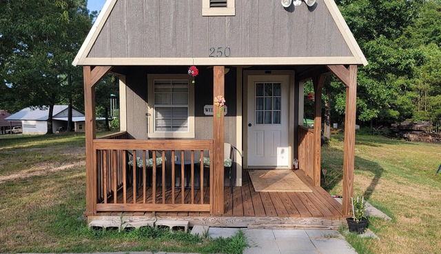Cheerful Country Tiny Home!