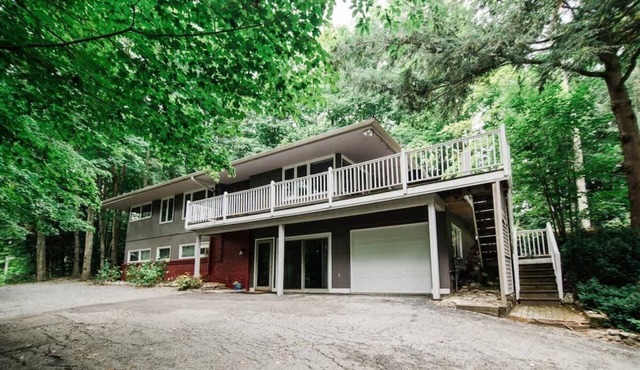 Chic Golf Course Escape | mins to dwntwn + Hottub!