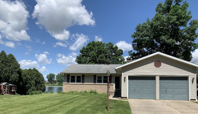 Classic Lakefront Cottage on All-Sports Duncan Lake