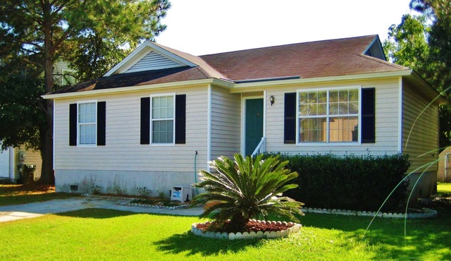 Clean & Cozy Savannah House Near Tybee Beaches!