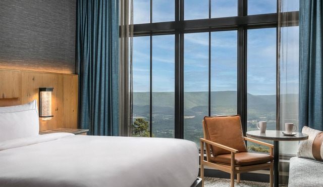 Cloudland at McLemore Resort Lookout Mountain, Curio by Hilton