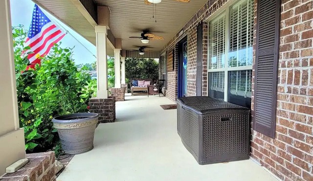 Coastal Comforts Villa: Spacious 5BR Home Minutes from Navarre Beach