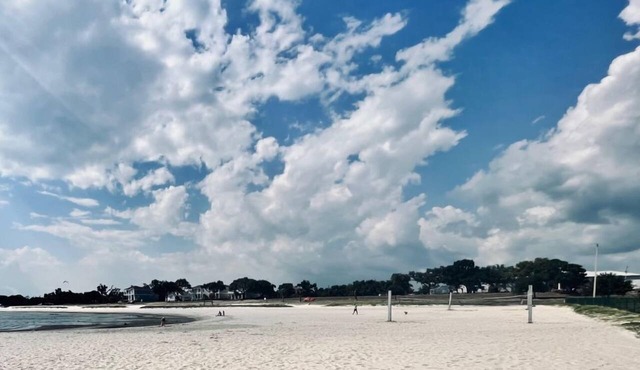 Coastal Retreat, Hot Tub, Fire Pit, Games & Beach Access. By BSL, Gulfport.