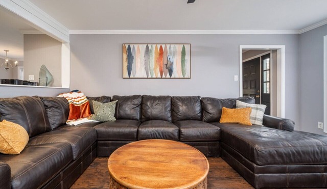 Colleen's Corner: Captivating 4bed/2.5 bath in Charming Neighborhood