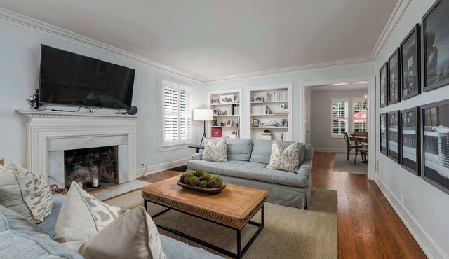 Colonial on 15th - Walk to Campus- 3BR 3BA- 5 TVs