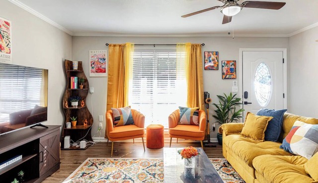 Colorful and Cozy 2 Bedroom in Columbus