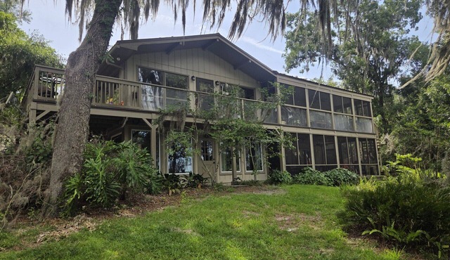 Come visit the real Florida at Red Water Retreat! Private Spring fed Lake.