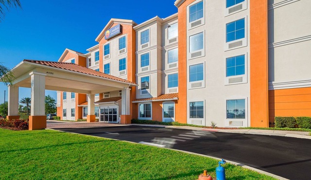 Comfort Inn & Suites Maingate South