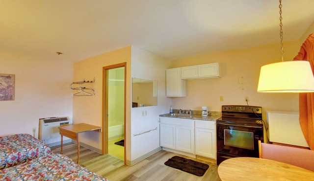 Comfy Lake City Studio < 1/2 Mi to Waterfront Park