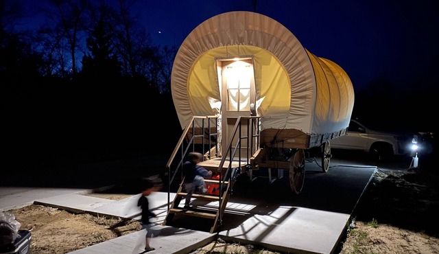 Conestoga Glamping Wagon overlooking the Soda Lake Wildlife Reserve