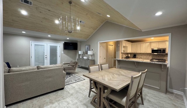 Corporate Stay Villa 3-bedroom house with in Gulfport Newly Renovated