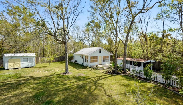 Cottage Oasis less than a mile from the Waveland Beach
