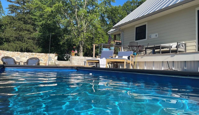 Country setting. Pool house just 10 minutes from ND campus and SBN airport. in South Bend