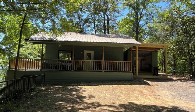 Cozy 1-bedroom chalet on the Black Warrior River in Tuscaloosa!