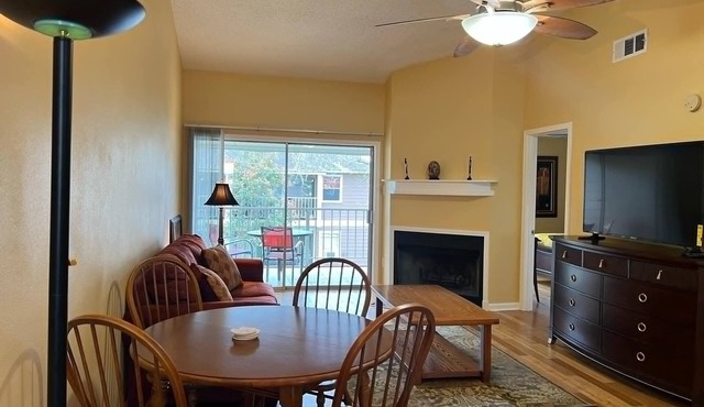 Cozy 1-bedroom condo with WiFi, AC in tranquil Gretna