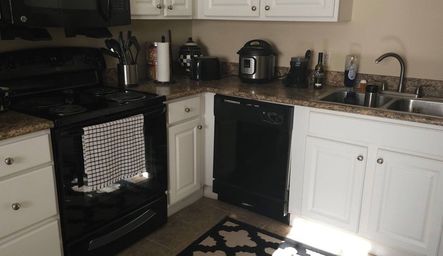Cozy 2-bedroom condo in charming Mid City Baton-Rouge, close to LSU, shopping